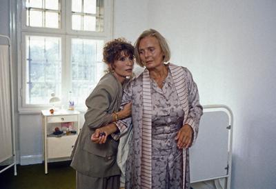 Das Erbe der Guldenburgs, Fernsehserie, Deutschland 1986 - 1988, Folge: Der letzte Strohhalm , Darsteller: Susanne Uhlen-stock-foto