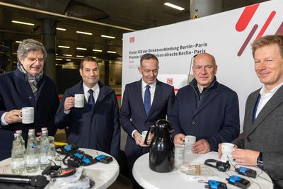Verabschiedung des ersten ICE der neuen t?glichen Direktverbindung von Berlin nach Paris-stock-foto