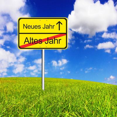 Verkehrsschild mit Silvester und Neujahrs Begriffen Verkehrsschild mit Silvester und Neujahrs Begriffen Copyright: xZoon-stock-foto