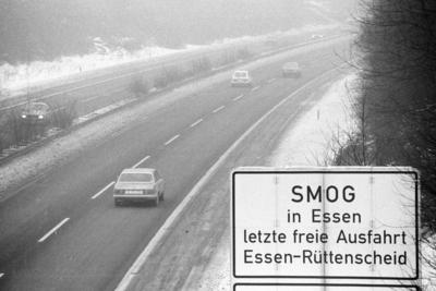 Smog in Essen  - Warnschilder an der Autobahn-stock-foto