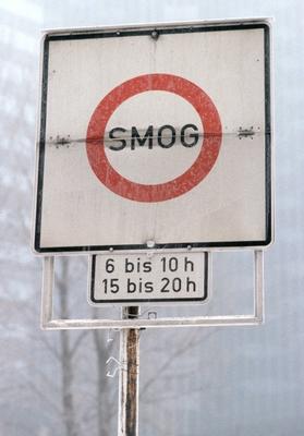 Verkehrsverbot bei Smog an der B1 in Dortmund-stock-foto