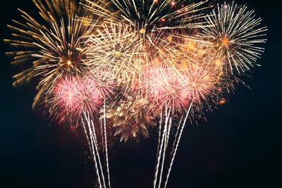 Erstaunliche festliche Feuerwerk am Nachthimmel. Frohe Weihnachten und frohes neues Jahr Karte. Feiern *** Amazing Festi-stock-photo