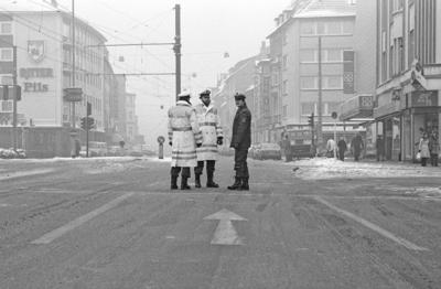 SMOG Alarm im Ruhrgebiet Essen am 18 01 1985 wurden auf Grund hoher Schadstoffwerte in der Luft-stock-foto