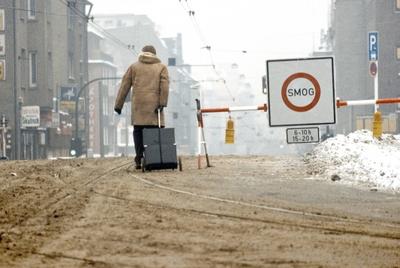 Smogalarm in Essen Umweltschutz Smogalarm Abgase ?kologie Verkehr Wirtschaft Essen Ruhrgebiet Revier Fahrverbot Stra?ens-stock-photo