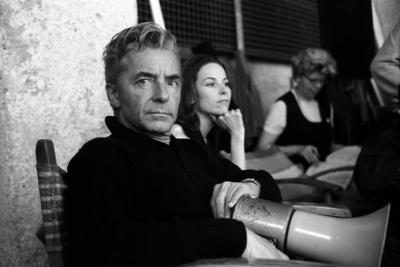 Dirigent und Regisseur Herbert von Karajan AUT mit Megaphon w?hrend der Dreharbeiten zum Film Ca-stock-foto