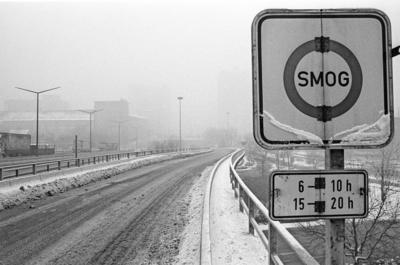SMOG Alarm im Ruhrgebiet Essen am 18 01 1985 wurden auf Grund hoher Schadstoffwerte in der Luft-stock-foto