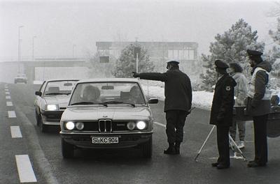 Essen 18 Januar 1985 Smog Alarm im Ruhrgebiet Autofarher auf der B1 im Stadtgebiet Essen d?rfen-stock-foto