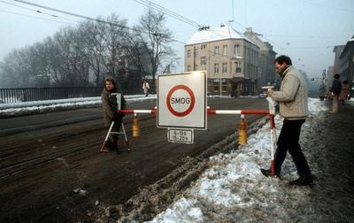 Smogalarm am 18.1.1985 in Essen Umweltschutz Smogalarm Smog Abgase ?kologie Ruhrgebiet Revier Fahrverbot Essen NRW Nordr-stock-photo