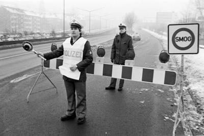 Essen 18 Januar 1985 Smog Alarm im Ruhrgebiet Autofarher auf der B1 im Stadtgebiet Essen d?rfen-stock-foto