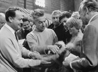 Herbert von Karajan w?hrend der Proben zur Produktion La Boheme in Mailand Karajan zeichnete f?r d-stock-foto
