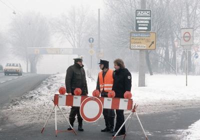 Polizisten an einer Stra?ensperre an der Ausfahrt Dortmund Zentrum an der B1 aufgrund eines Smogala-stock-foto