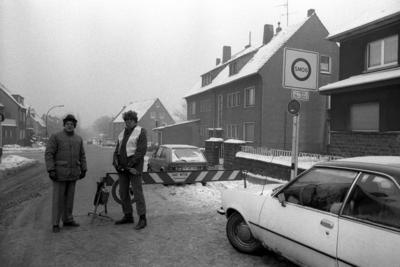 Smogalarm: Verkehrspolizisten kontrollieren das allgemeine Verkehrsverbot an einer Stra?e in Witten im winterlichen Ruhr-stock-photo