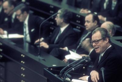 Bildnummer: 51847659  Datum: 05.10.1972  Copyright: imago/Sven SimonBundeskanzler Willy Brandt (GER/SPD) spricht im Deutschen Bundestag in Bonn, Personen; 1972, Politik, Politiker, Bundesregierung, Wahlkampf, Gestik; , quer, Kbdia, Einzelbild, Bundespolitik, Politik, Deutschland, Aktion, People o0 himself; Aufnahmedatum gesch?tzt-stock-foto