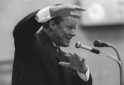 Bildnummer: 52154105  Datum: 09.10.1972  Copyright: imago/Sven SimonBundeskanzler Willy Brandt (GER/SPD) w?hrend einer Rede in Bonn, Personen; 1972, Bonn, Politiker, Bundesregierung, Gestik, sw; , quer, Kbneg, Einzelbild, close, Bundespolitik, Politik, Deutschland, Randbild, People; Aufnahmedatum gesch?tzt-stock-foto