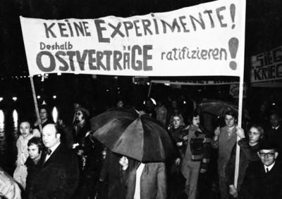 Demonstration fuer SPD/FDP-Regierung 1972 DEU, Deutschland, Bonn: Anhaenger und Freunde der Regierungskoalition der SPD/-stock-foto