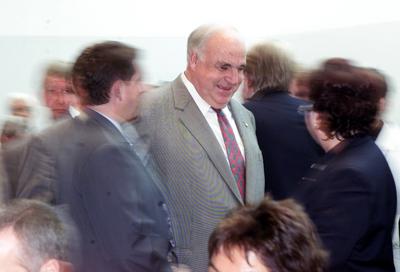 Helmut Kohl umringt, fotografiert mit Wischeffekt Helmut Kohl, CDU, erster Auftritt in der Fraktionssitzung nach Spenden-stock-foto