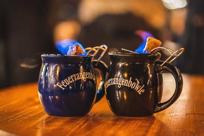 Weihnachtsmarkt Zwei Tassen Feuerzangenbowle als Symbolbild f?r Weihnachtsmarkt, Winter, kalte Jahreszeit, etc. 18.12.22-stock-foto
