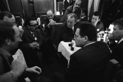 Bundeskanzler Willy BRANDT, Mitte., SPD, sitzt im Zug und spricht mit Journalisten, hier bei einer Wahlkampfreise im Sp-stock-photo