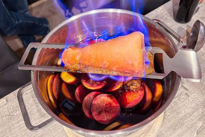04.01.2024 - Feuerzangenbowle selbstgemacht: Der Zuckerhut wird erhitzt. , *** 04 01 2024 Home-made Feuerzangenbowle The-stock-photo