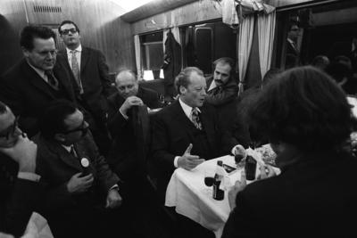 Bundeskanzler Willy BRANDT, Mitte., SPD, sitzt im Zug und spricht mit Journalisten, hier bei einer Wahlkampfreise im Sp-stock-photo