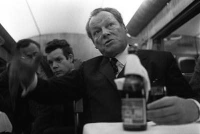 Bundeskanzler Willy BRANDT, 2.v.r., SPD, sitzt im Zug und spricht mit Journalisten  h?lt in der linken Hand ein Glas Ro-stock-photo