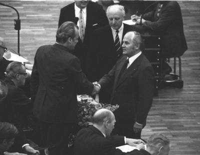 Bildnummer: 51404340  Datum: 14.12.1972  Copyright: imago/Sven SimonRainer Barzel (re., GER/CDU/Bundesvorsitzender) gratuliert Bundeskanzler Willy Brandt (GER/SPD) zu dessen Wiederwahl in Bonn, Personen; 1972, Bonn, Politiker, SW, shake hands, shakehands, Gestik; , quer, Kbneg, Gruppenbild, Bundespolitik, Politik, Deutschland, Randbild, People o0 himself-stock-foto