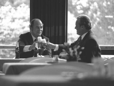 Bildnummer: 51404325  Datum: 04.05.1972  Copyright: imago/Sven SimonRainer Barzel (li., GER/CDU/Bundesvorsitzender) und Bundeskanzler Willy Brandt (GER/SPD) sto?en mit Bier an in Bonn, Personen , optimistisch; 1972, Bonn, Politiker, zuprosten, prosten, SW; , quer, Kbneg, Gruppenbild, Bundespolitik, Politik, Deutschland, Randbild, People / Kameradschaft, Harmonie o0 himself-stock-foto