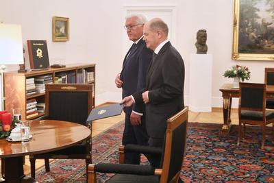 Berlin, Deutschland, 16.12.2024: Schloss Bellevue: Bundeskanzler Olaf Scholz (SPD) (rechts) ist kurz nachdem er im Bunde-stock-photo