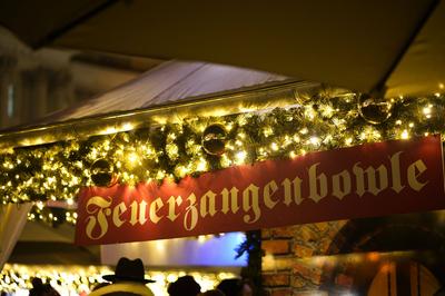 Schild Feuerzangenbowle weihnachtlich beleuchtet mit Tannengirlande und goldenen Weihnachstkugeln - Der Weihnachtszauber-stock-photo