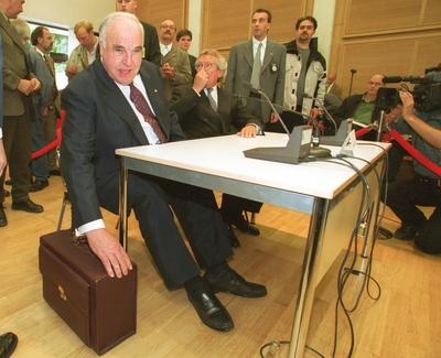 Altbundeskanzler Helmut Kohl, CDU, im Zeugenstand vor dem CDU - Parteispenden Untersuchungsausschuss des Bundestages. N-stock-foto