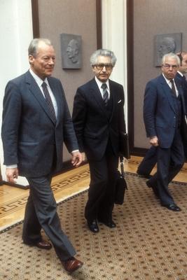 Bildnummer: 51847681  Datum: 05.09.1972  Copyright: imago/Sven SimonBundeskanzler Willy Brandt (li., GER/SPD) mit anderen Politikern in Bonn, Personen; 1972, Bonn, Politik, Politiker, Bundesregierung; , hoch, Kbdia, Gruppenbild, Bundespolitik, Politik, Deutschland, Randbild, People o0 himself; Aufnahmedatum gesch?tzt-stock-foto
