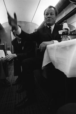 Bildnummer: 53970494  Datum: 04.11.1972  Copyright: imago/Sven SimonBundeskanzler Willy BRANDT, Mitte, SPD, sitzt im Zug und spricht mit Journalisten  bei einer Wahlkampfreise im Speisewagen seines Sonderzugs, 04.11.1972 Politik People GER kbneg sw xng 1972 hoch Highlight SW-Aufnahme SW Wahlkampf Bundestagswahl Wahlkampftour Eisenbahn Deutsche Bahn DB Zug Speisewagen Sonderzug Abteil Zugabteil Waggon,Bildnummer 53970494 Date 04 11 1972 Copyright Imago Sven Simon Federal Chancellor Willy Brandt centre SPD sits in Train and speaks with Journalists at a Election campaign trip in Dining car its Special train 04 11 1972 politics Celebrities ger Kbneg black and white xng 1972 vertical Highlight black and white Recording black and white Election campaign Federal election Election campaign tour Railway German Railway DB Train Dining car Special Compartment Train Wagon-stock-foto