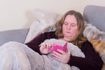Frau ist krank und spielt mit Handy Frau ist krank und spielt mit Handy Woman is sick and playing with mobile phone ,mod-stock-photo