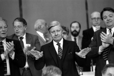Bildnummer: 51721976  Datum: 19.04.1982  Copyright: imago/FrinkeBundeskanzler Helmut Schmidt (Mitte, GER/SPD) und Willy Brandt (li., GER/SPD Bundesvorsitzender) anl?sslich des SPD Bundesparteitages in M?nchen, Personen; 1982, SW, M?nchen, Parteien, Bundesparteitag, Parteitag, Politiker, Politik, Bundesregierung, Gestik; , quer, Kbneg, Gruppenbild, close, Bundespolitik, Politik, Deutschland, Randbild, People o0 himself-stock-foto