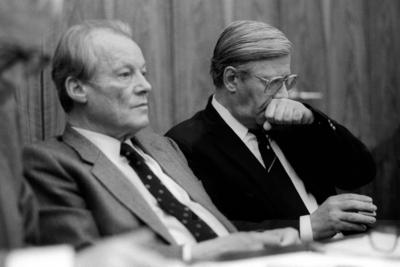 Bildnummer: 52026595  Datum: 03.02.1982  Copyright: imago/bonn-sequenzWilly Brandt (li., GER/SPD-Bundesvorsitzender) und Bundeskanzler Helmut Schmidt (GER/SPD) anl?sslich einer Sitzung der SPD-Bundestagsfraktion in Bonn, Personen; 1982, Bonn, sw, Politiker,  Bundesregierung, Parteien, himself, Schnupftabak, Tabak,; , quer, Kbneg, Gruppenbild, close, Bundespolitik, Politik, Deutschland, Randbild, People-stock-foto
