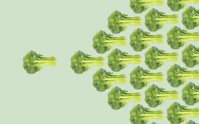 A single broccoli floret leads a group, forming an arrow shape, symbolizing healthy leadership and direction. Multiple h-stock-foto