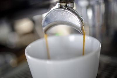 Kaffee wir in einer Siebtraegermaschine aufgebrueht. Coffee is brewed in a strainer machine. Berlin Deutschland *** Coff-stock-photo