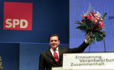 Schroeder Bundesparteitag Bundeskanzler Gerhard SCHROEDER nach seiner Wiederwahl zum Parteivorsitzenden auf dem Bundespa-stock-photo