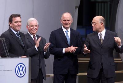 Eroeffnung Glaeserne Manufaktur VW Bundeskanzler Gerhard Schroeder (li.), Ministerpraesident Kurt Biedenkopf, VW-Chef Fe-stock-foto