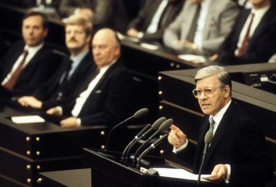 Bildnummer: 51741456  Datum: 01.10.1982  Copyright: imago/Sven SimonBundeskanzler Helmut Schmidt (re., GER/SPD) spricht in Folge eines konstruktiven Misstrauensvotums gegen seine Person im Deutschen Bundestag in Bonn, Personen; 1982, Bonn, Politik, Politiker, Bundesregierung; , quer, Kbdia, Einzelbild, Bundespolitik, Politik, Deutschland, Randbild, People-stock-foto