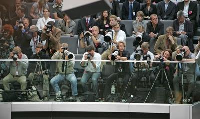 Vertrauensfrage im BUNDESTAG Die ueberfuellte Pressetribuene waehrend der Rede von Bundeskanzler G-stock-photo