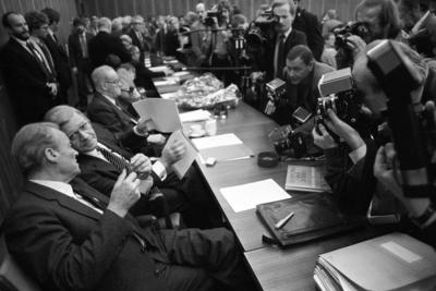 Bildnummer: 52357712  Datum: 26.10.1982  Copyright: imago/bonn-sequenzWilly Brandt (li., Deutschland/SPD Bundesvorsitzender) und Helmut Schmidt (2.v.li., Deutschland/SPD) im Medieninteresse, Personen; 1982, sw, Politiker, Politik; , quer, Kbneg, Totale, Bundespolitik, Politik, Randbild, People, Presse, Medien-stock-foto