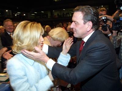 Doris Schroeder Koepf gratuliert ihrem Mann Bundeskanzler Gerhard Schroeder nach dessen Wiederwahl-stock-photo