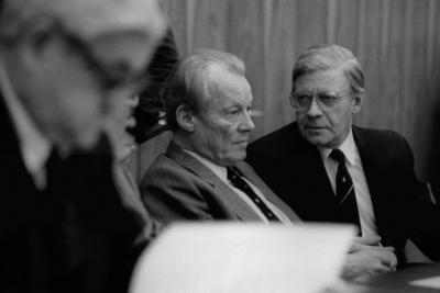 Bildnummer: 52026593  Datum: 03.02.1982  Copyright: imago/bonn-sequenzWilly Brandt (li., GER/SPD-Bundesvorsitzender) und Bundeskanzler Helmut Schmidt (GER/SPD) anl?sslich einer Sitzung der SPD-Bundestagsfraktion in Bonn, Personen; 1982, Bonn, sw, Politiker,  Bundesregierung, Parteien, himself; , quer, Kbneg, Gruppenbild, Bundespolitik, Politik, Deutschland, Randbild, People-stock-foto
