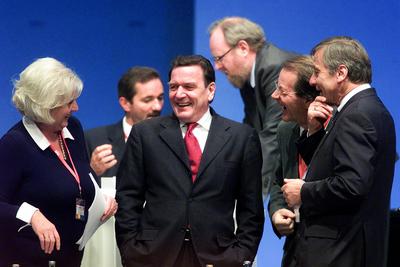 Schroeder umringt von Parteivorstandsmitgliedern Bundeskanzler Gerhard Schr?der auf dem Bundesparteitag der SPD, Partei-stock-foto