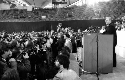 Bildnummer: 51957697  Datum: 17.04.1982  Copyright: imago/SommerBundeskanzler Helmut Schmidt (re., GER/SPD) w?hrend des Bundesparteitages der SPD in M?nchen; 1982, M?nchen, sw, Politiker, Bundesparteitag, Bundesparteitage, Parteitag, Parteitage, Bundesregierung, Presse; , quer, Kbneg, Totale, Bundespolitik, Politik, Deutschland, People, Aktion o0 Personen-stock-foto