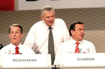 Gerhard Schr?der re GER SPD Bundeskanzler im Gespr?ch mit Franz M?ntefering li GER SPD Bundes-stock-foto