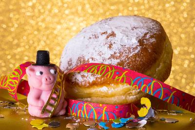 Gl?cksschwein und Krapfen Gl?cksschwein und Krapfen Copyright: xZoonar.com/RobertxBauer-Farox 5459161-stock-photo