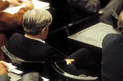Bildnummer: 51741624  Datum: 01.10.1982  Copyright: imago/Sven SimonEhemaliger Bundeskanzler Helmut Schmidt (GER/SPD/Bundestagsabgeordneter) in Folge eines konstruktiven Misstrauensvotums gegen die Regierung Schmidt im Deutschen Bundestag in Bonn, Personen , pessimistisch , Einsamkeit , Ersch?pfung , Entt?uschung; 1982, Bonn, Politik, Politiker, Abgeordneter, , MdB, Misstrauensvotum; , quer, Kbdia, Einzelbild, Bundespolitik, Politik, Deutschland, Randbild, People-stock-foto