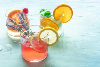 Summer cocktails or mocktails, cold drinks with citrus fruits and lavender Summer cocktails or mocktails, cold drinks wi-stock-foto